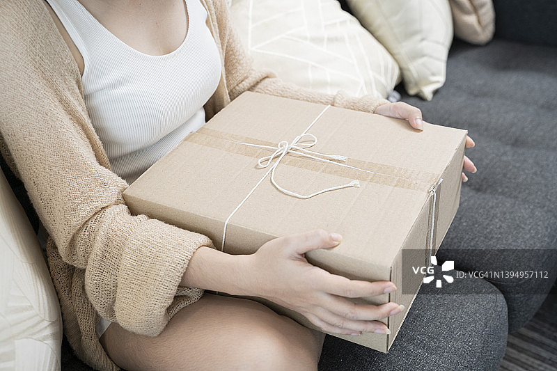 亚洲女性在家接收邮件图片素材