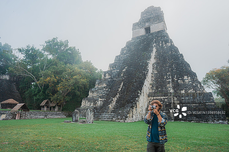 男子在蒂卡尔国家公园拍摄图片素材