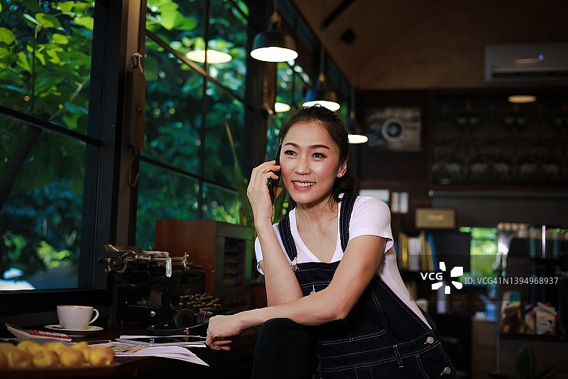 专心工作的咖啡店女老板，小企业概念图片素材