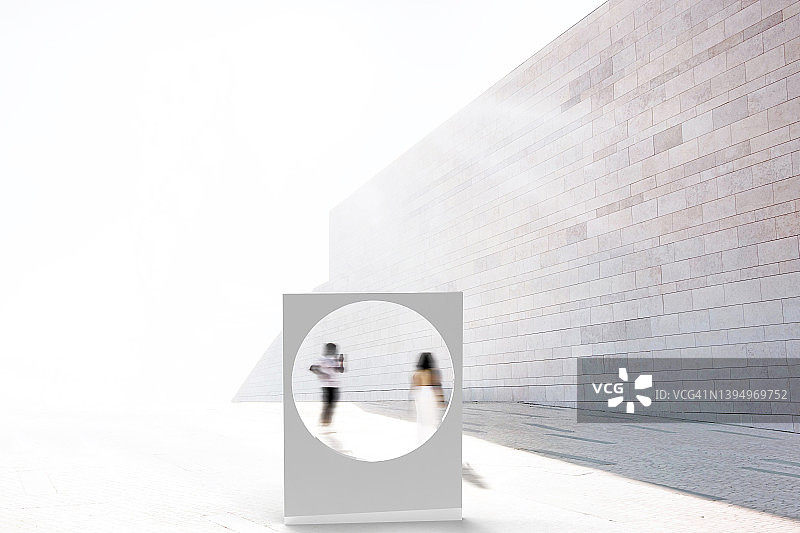 现代建筑中带有圆形和运动人物的3D几何物体图片素材