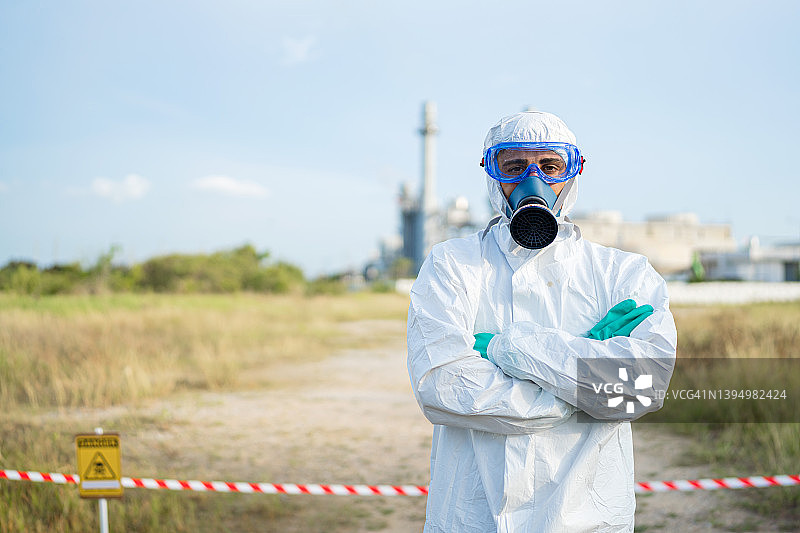身穿防护服在户外工作的自信成熟科学家肖像图片素材