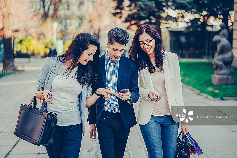 下班后与同事在城市的男人图片素材