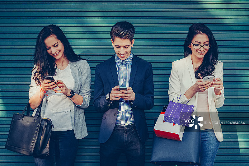 朋友们在智能手机上发短信图片素材