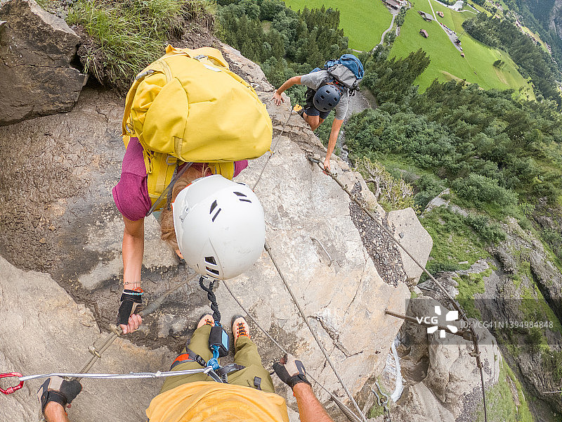 夏季活动：在瑞士阿尔卑斯山脉的Via ferrata上的朋友图片素材
