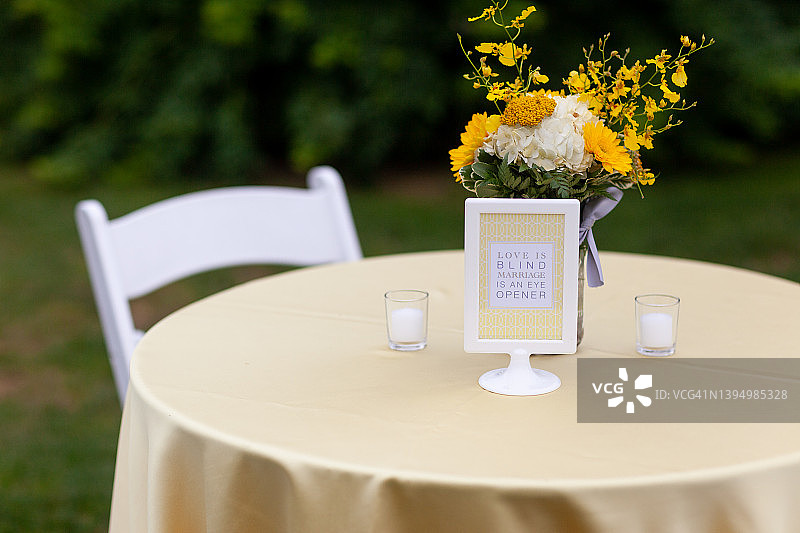 装饰有花束和蜡烛的婚礼餐桌图片素材
