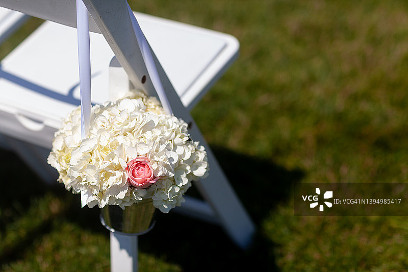 悬挂在走道上的绣球花图片素材