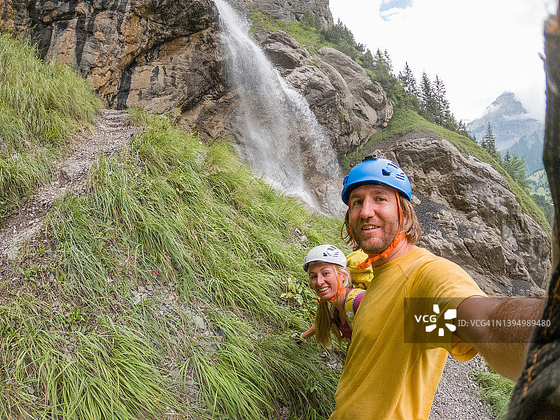 情侣在攀岩时自拍图片素材