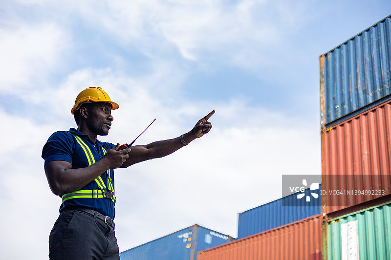 操作货运集装箱的工程师图片素材
