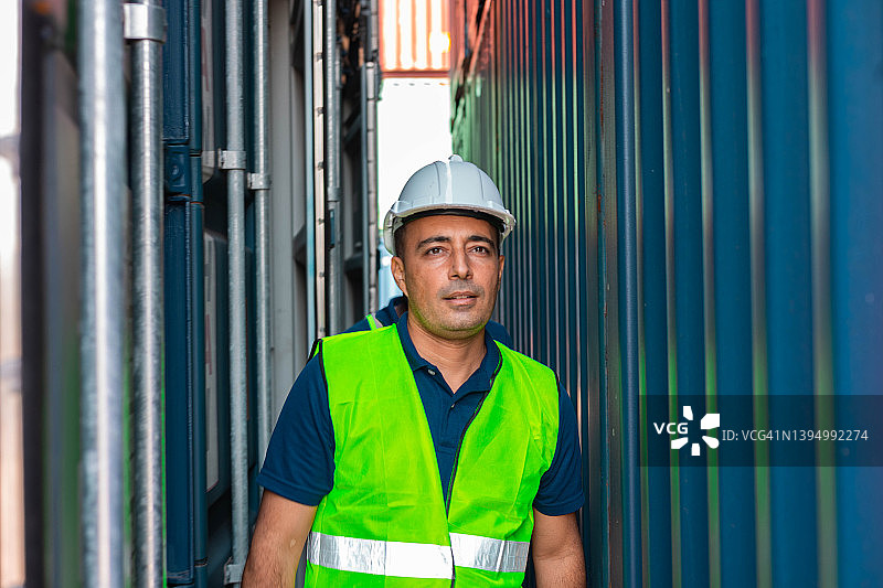 物流业务中坐在集装箱内的工程师图片素材