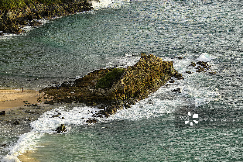 泰国普吉岛海浪拍打海滩岩石的航拍俯视图图片素材