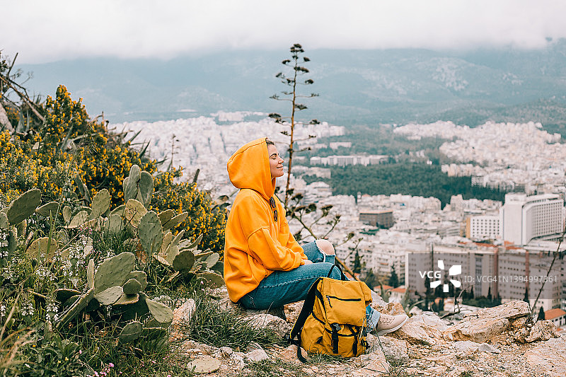 年轻女子旅行图片素材