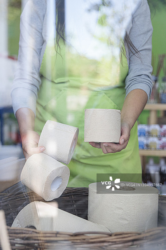 零浪费商店中的生态卫生纸卷，再生纸图片素材