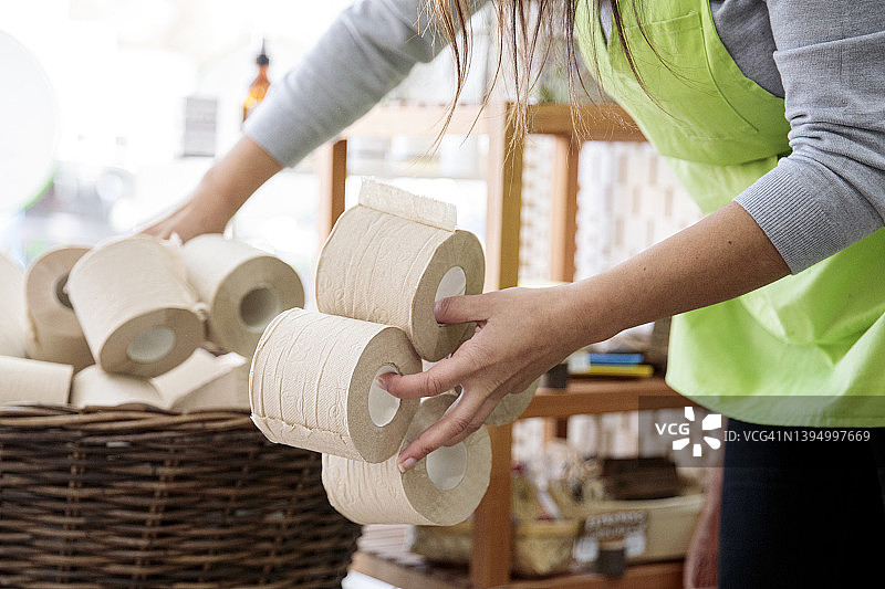 零浪费商店中的生态卫生纸卷，再生纸图片素材
