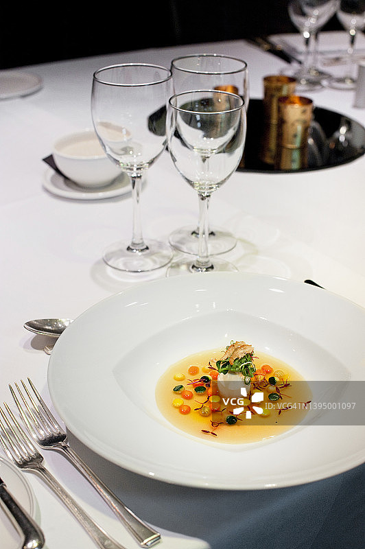 分子美食。黄色酸味汁和焦糖水果上的白色泡沫图片素材