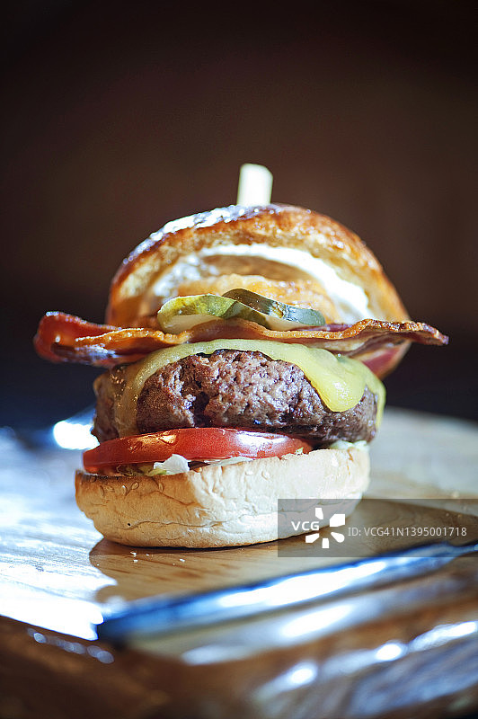 配炸洋葱圈和培根的芝士汉堡图片素材