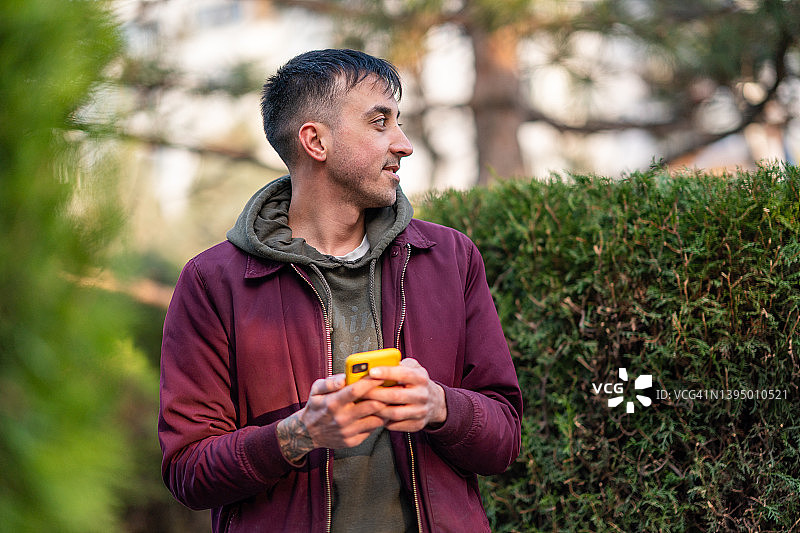 年轻男人在城市里使用手机图片素材