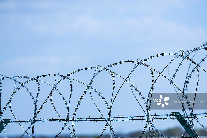 带刺铁丝网与天空图片素材