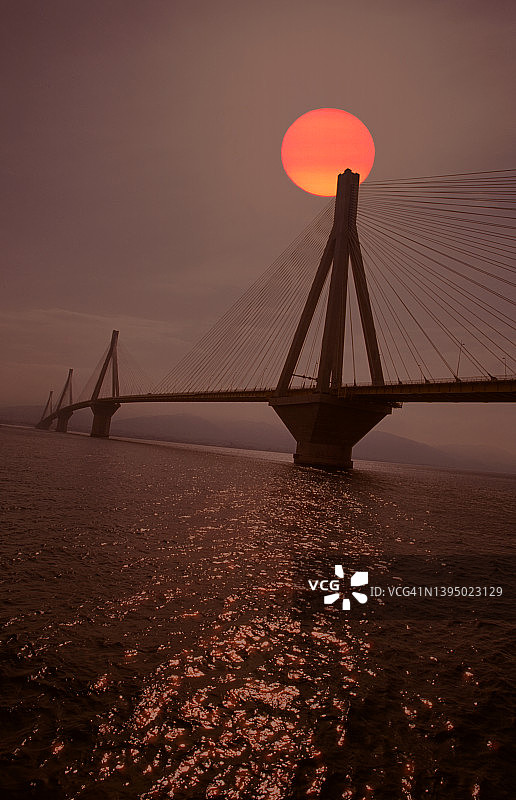 巨型桥梁上的日出图片素材