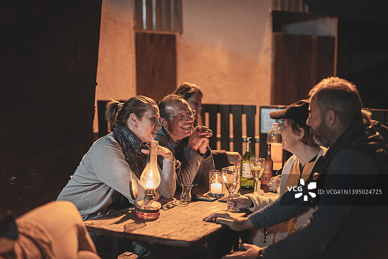 朋友们在院子里餐桌旁聊天图片素材