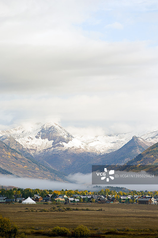 秋天的彩虹色图片素材