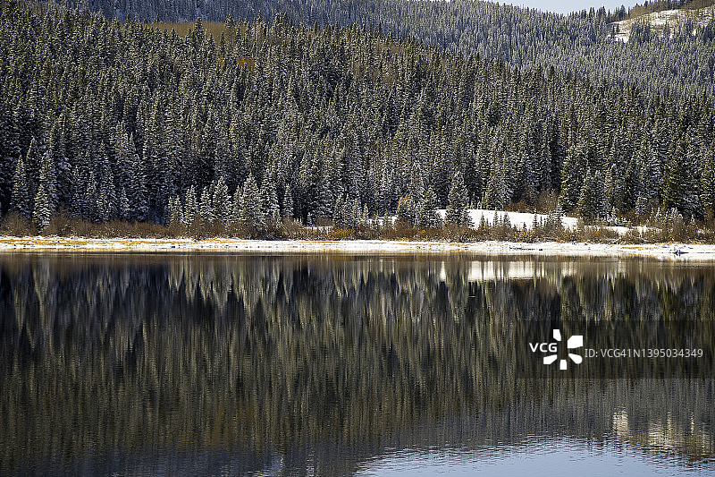 秋天的彩虹色图片素材