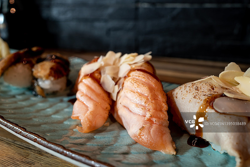 香煎三文鱼寿司和香煎寿司拼盘图片素材