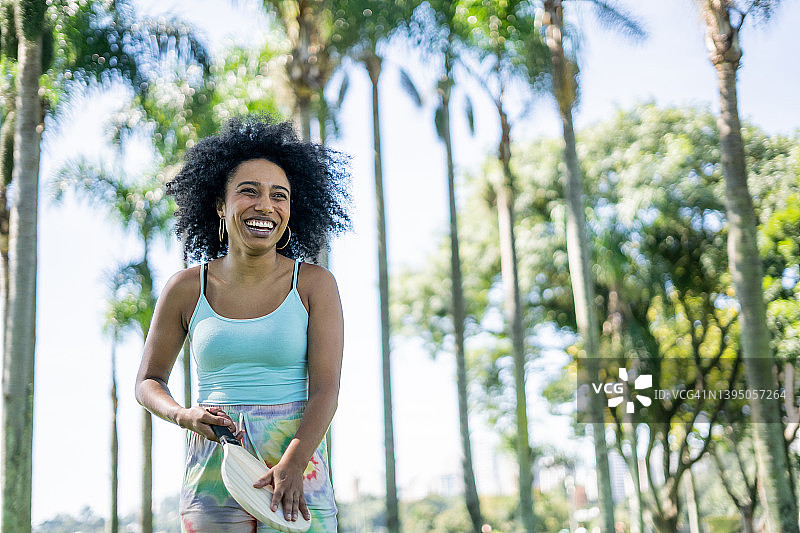 女性在公园里打沙滩网球图片素材