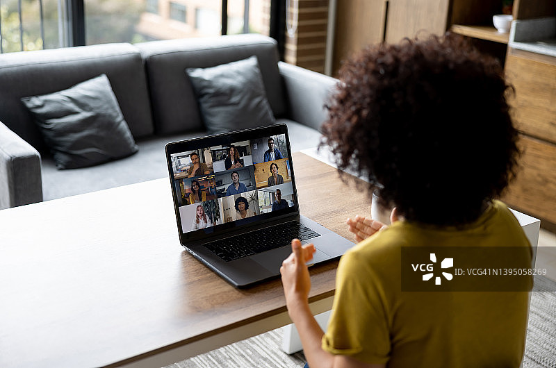 居家办公时，女人在在线商务会议中与同事交谈图片素材