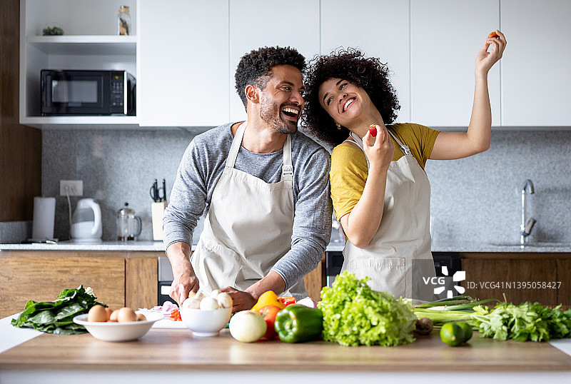 情侣在家一起享受烹饪乐趣图片素材
