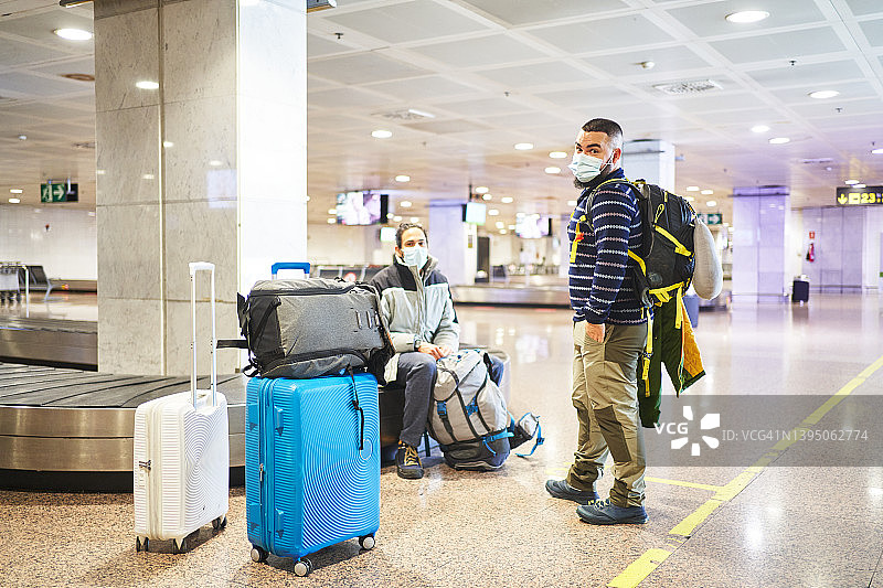 在机场戴医用口罩的男人们图片素材
