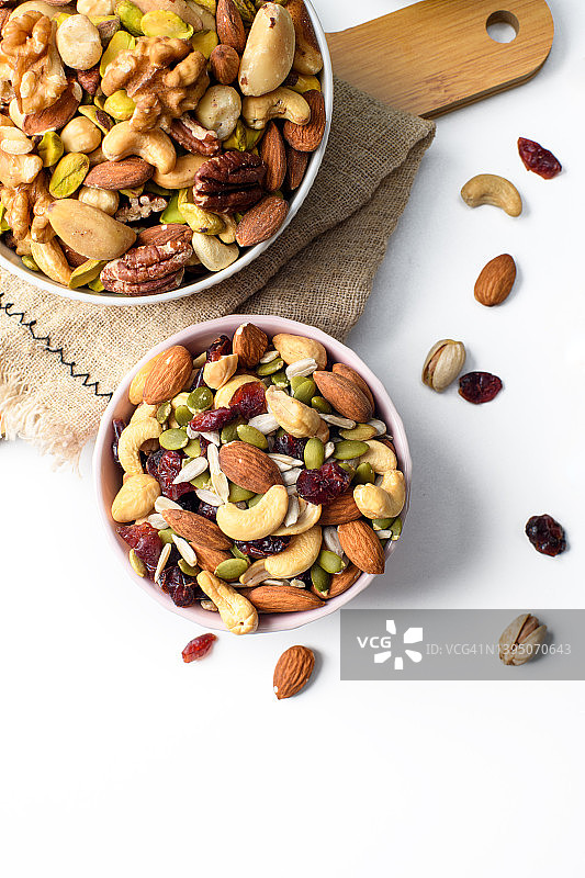 碗中多种健康坚果的扁平风格照片图片素材