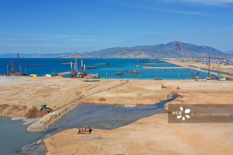 沿海建筑太阳能风力发电绿色可持续能源图片素材