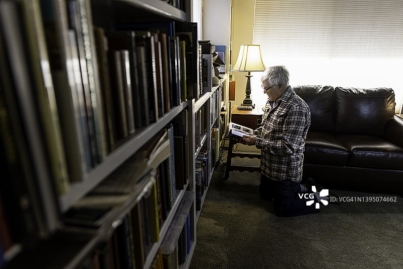 在家庭图书馆里的年长的男人图片素材