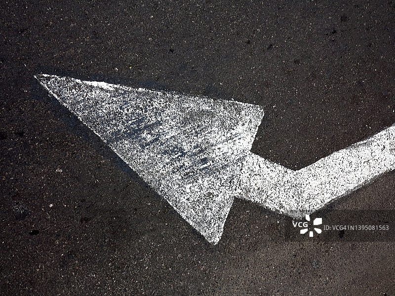 丰沙尔街道上彩绘的白色风化箭头图片素材