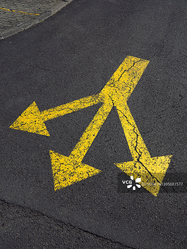丰沙尔街头斑驳的黄色箭头图片素材