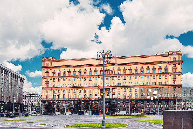 莫斯科市中心的卢比扬卡大楼，俄罗斯联邦安全局总部，背景是蓝天白云。前苏联克格勃大楼。俄罗斯莫斯科图片素材