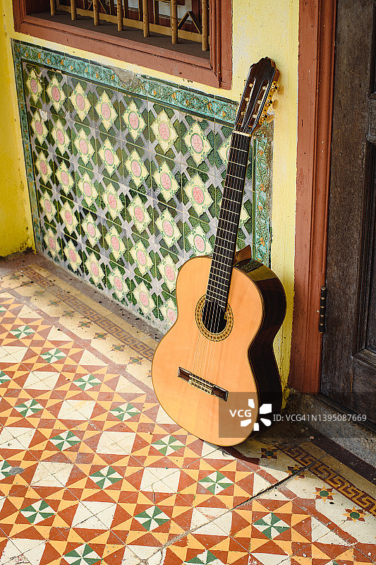 西班牙吉他和复古地砖图片素材