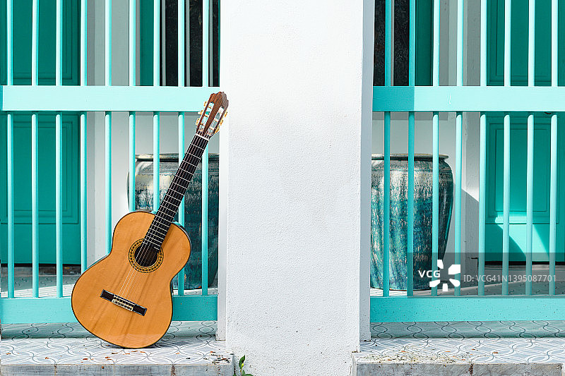 带有绿色栅栏的古典吉他图片素材