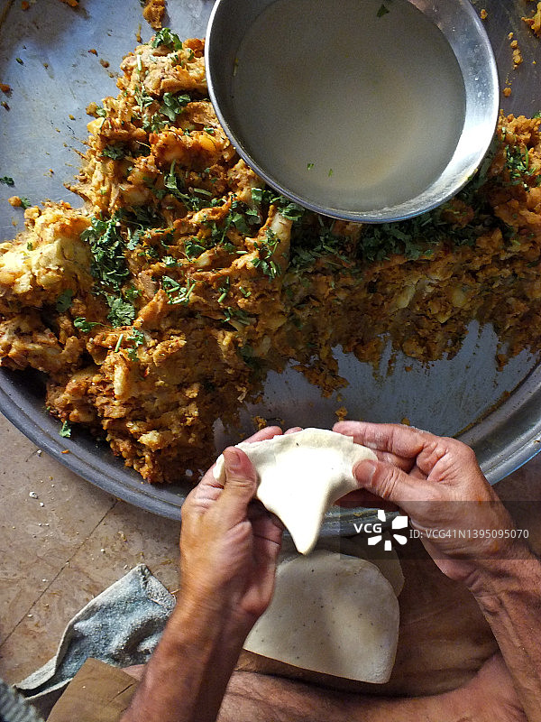 开斋节期间制作的萨摩萨图片素材