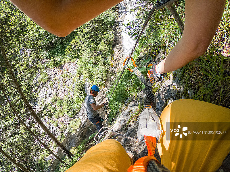 两人在飞拉达攀爬图片素材
