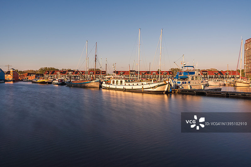 荷兰格罗宁根的城市港口与游艇图片素材