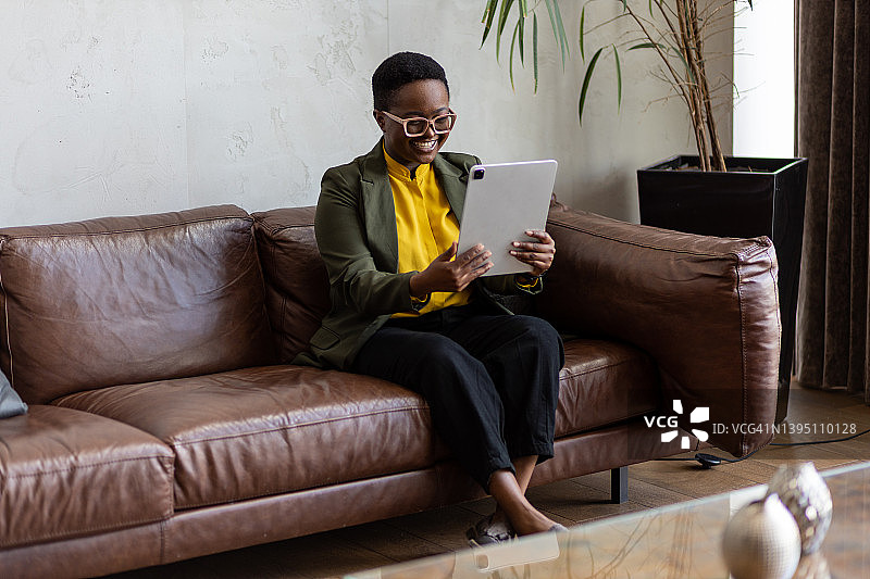 快乐的年轻黑人女子在视频通话图片素材