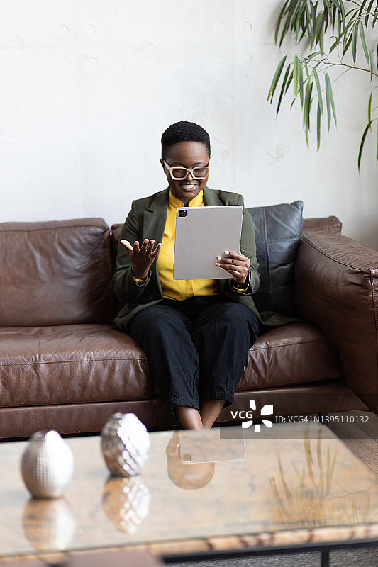年轻的黑人女商人拿着平板电脑图片素材