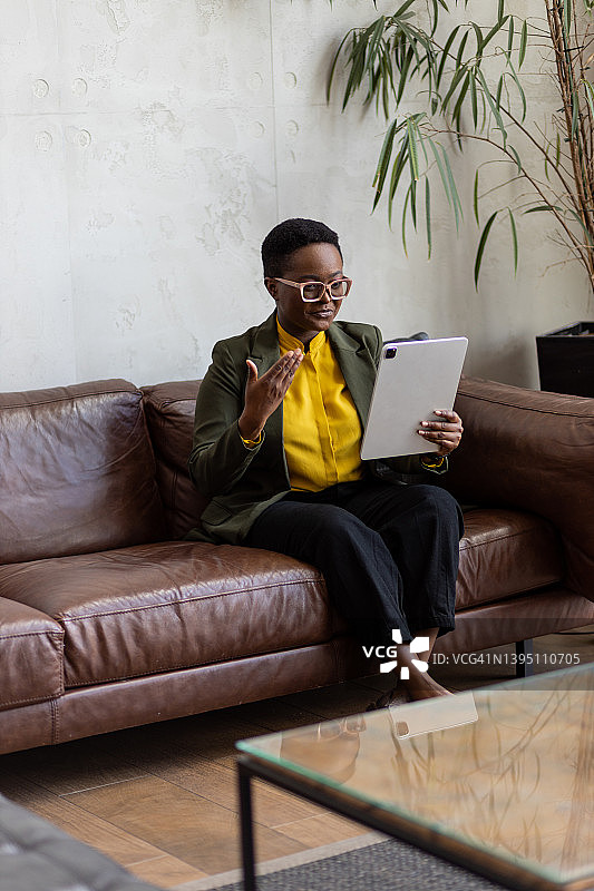参加电话会议的年轻女商人图片素材