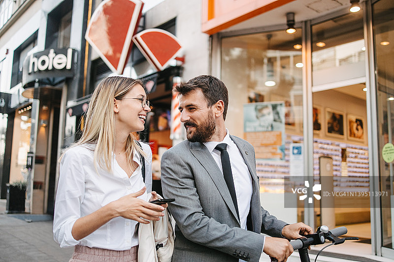 商务人士骑着电动滑板车图片素材