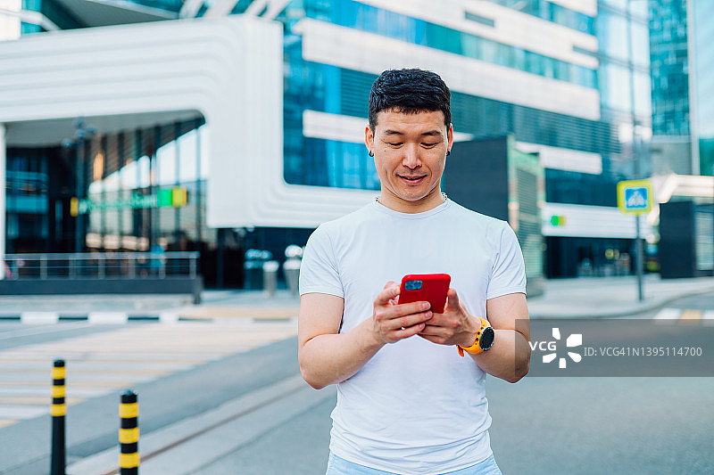 使用手机APP叫出租车的韩国中年男人图片素材