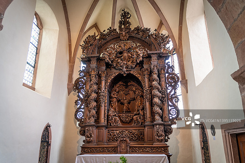 丹巴克拉维尔圣塞巴斯蒂安教堂的木制祭坛图片素材
