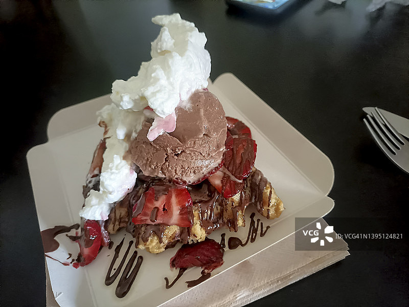 草莓冰淇淋巧克力华夫饼图片素材