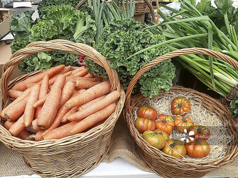 街头市场出售的有机蔬菜图片素材