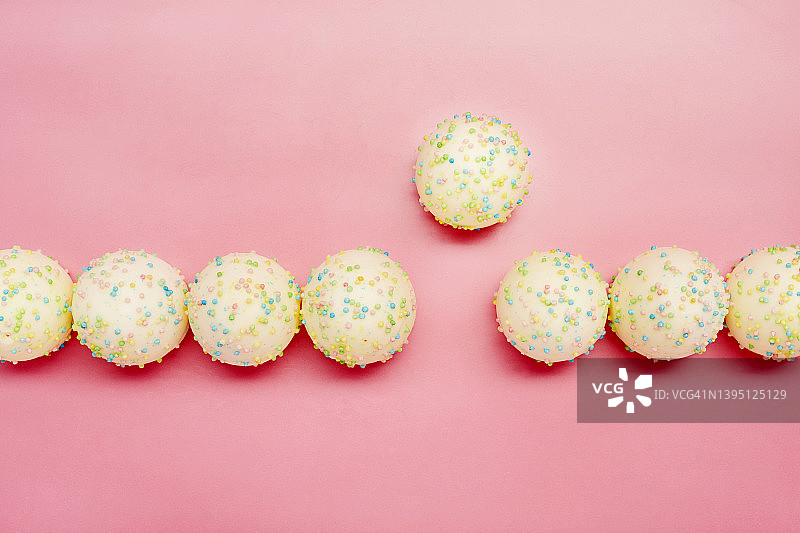 粉色背景上排列的糖果俯视图图片素材
